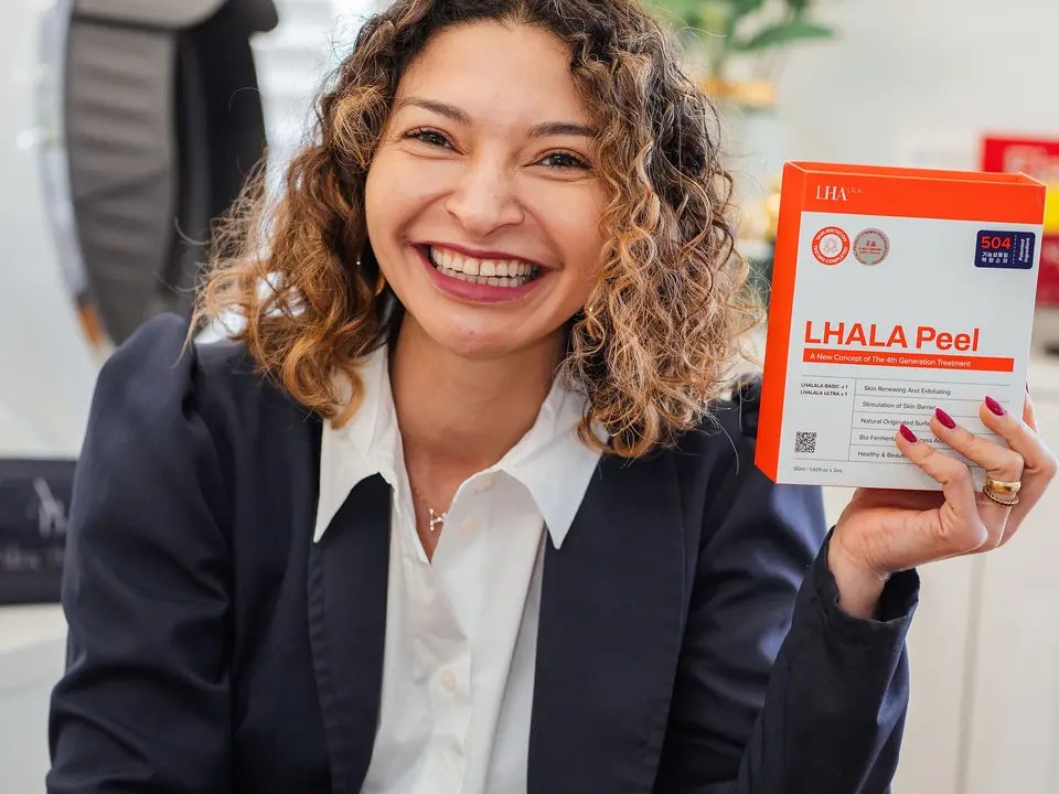 Aline Brito holding a LHALA Peel kit
