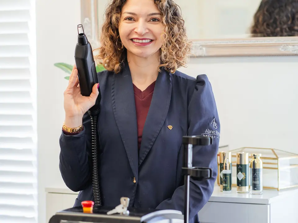 Aline Brito with the clinic’s pico laser